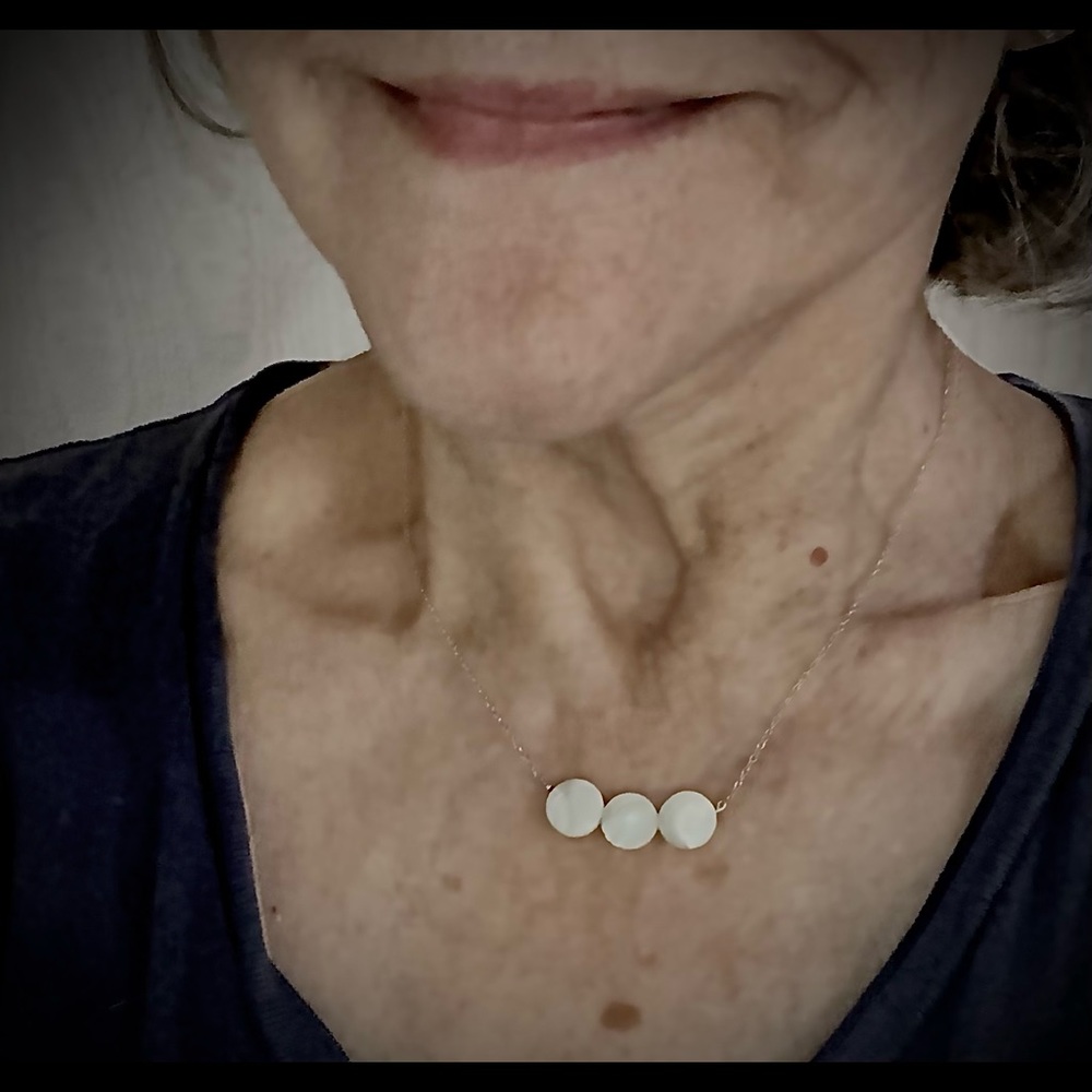 Beautiful , NIB, mother of Pearl necklace and earrings.